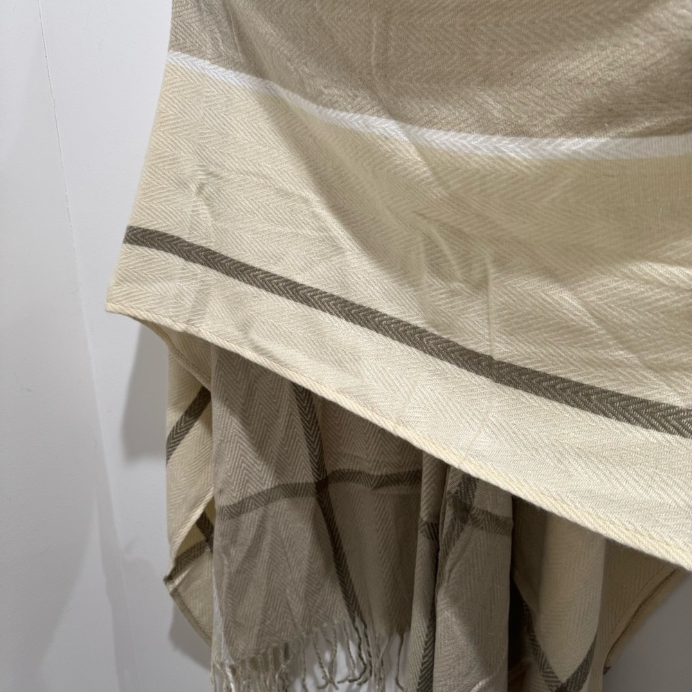 Woolrich Tan Miranda Plaid Ruana Wrap Shawl – One Size – NWT - Picture 4 of 6